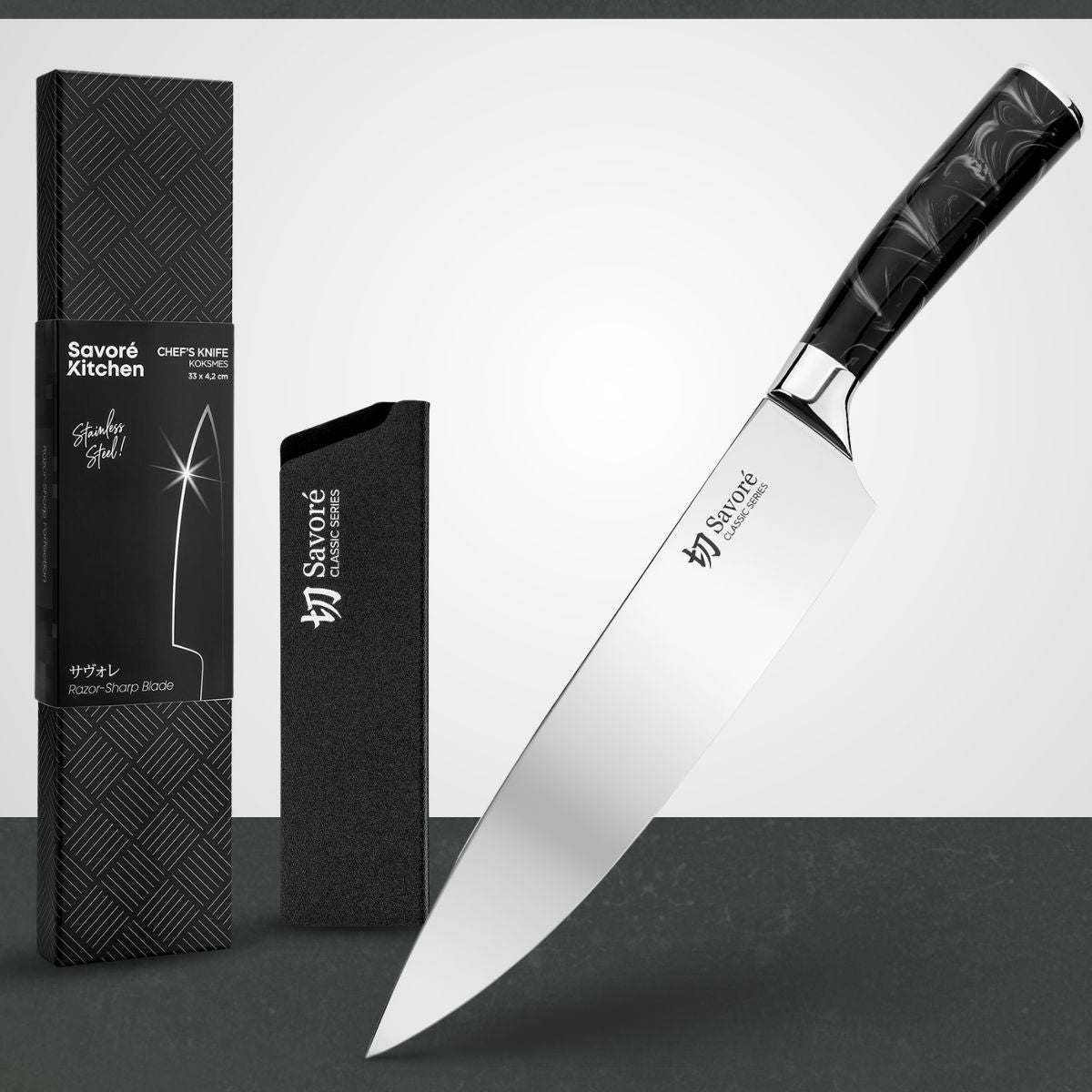 Savoré Kitchen koksmes met verpakking, productfoto vanuit hoek