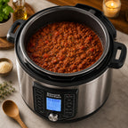 Savoré Kitchen Pressure Cooker gevuld met zelfgemaakte bolognesesaus, met LCD-display op 03:00