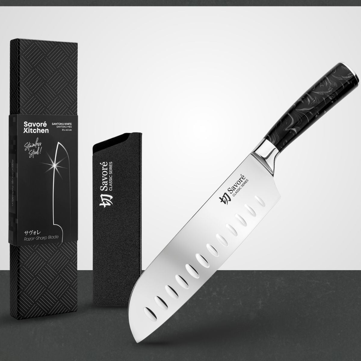 Savoré Kitchen santoku-mes met verpakking, productfoto vanuit hoek